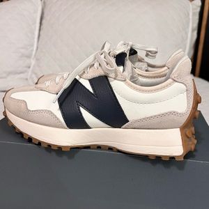 New Balance 327 Moonbeam Outerspace (Women's) size 6.5